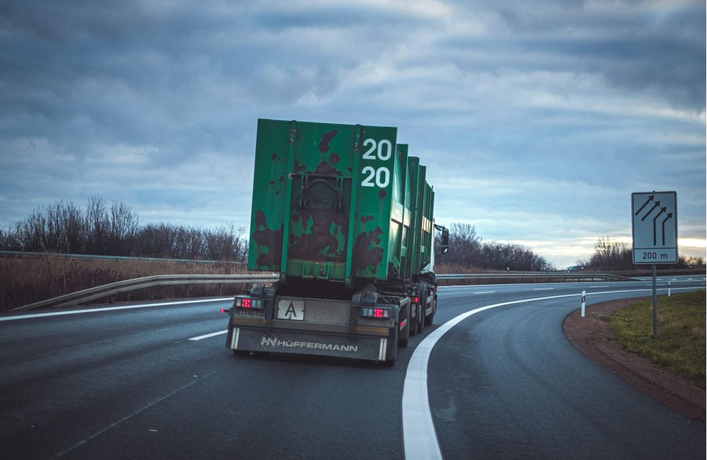 Lastwagen mit grünen Container