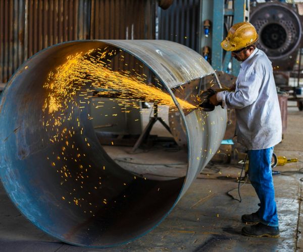 Man bei Demontagearbeiten