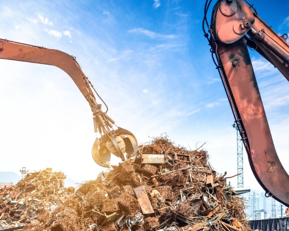 Schrottkran greift Schrott bei Schrottankauf