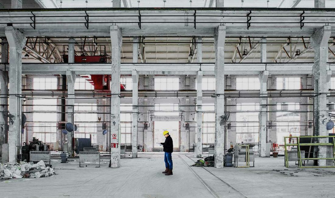 Mitarbeiter bei der Besichtigung einer Industriedemontage