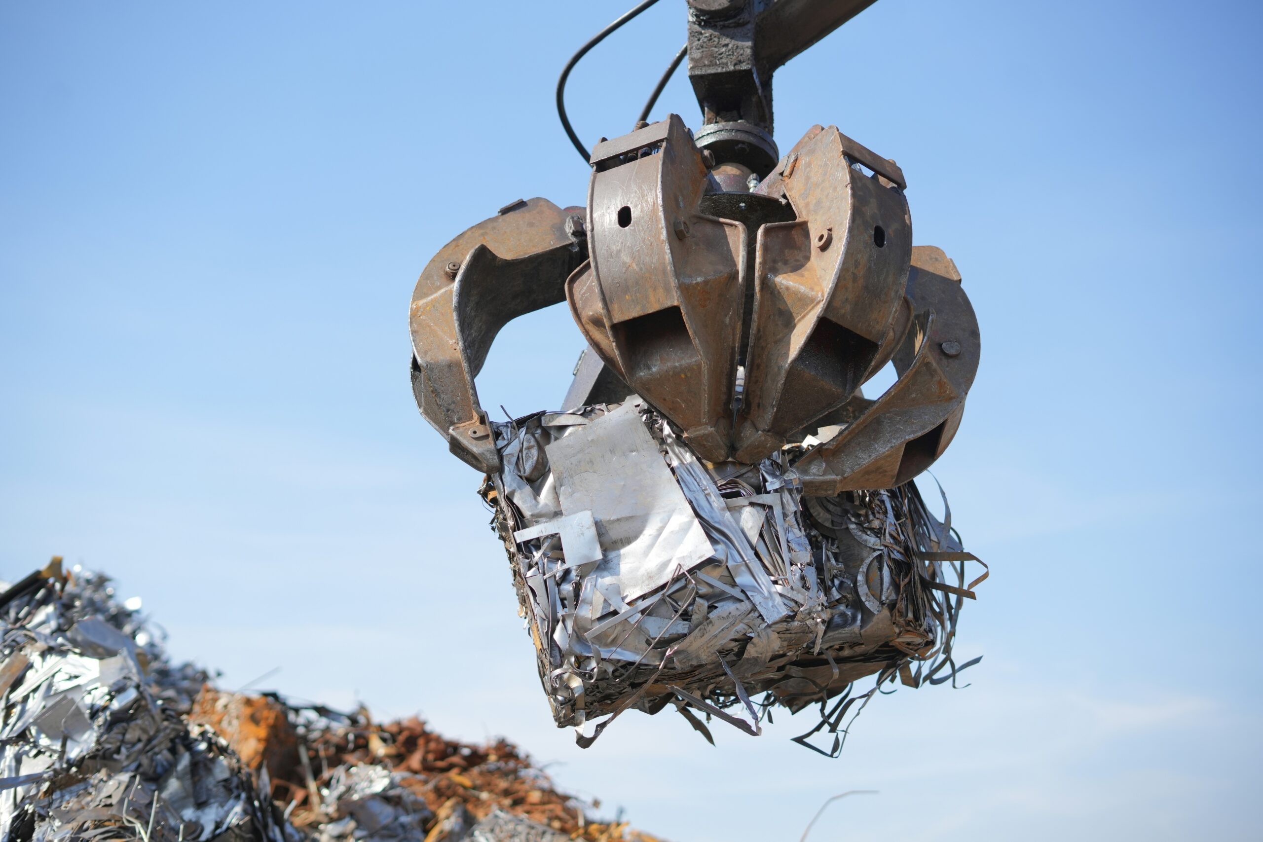 Schrottkran mit Aluminium und Kupfer