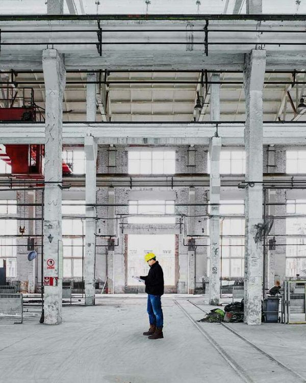 Mitarbeiter bei der Besichtigung einer Industriedemontage