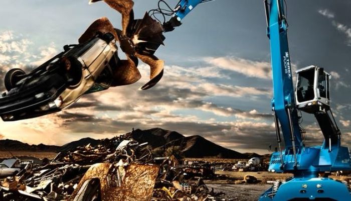 Blauer Bagger auf Schrottplatz