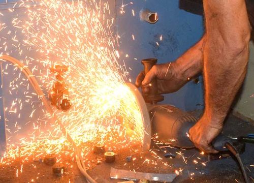 Mann mit einer schweren Flex