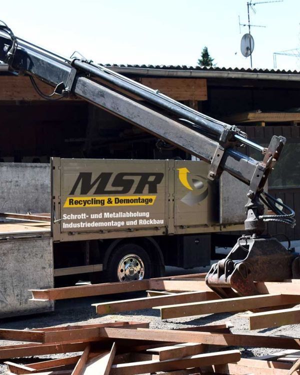MSR LKW auf Schrottplatz bei Schrottabholung